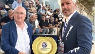 ONURSAL BAŞKAN SAFFET AKKOYUN’A ANLAMLI PLAKET